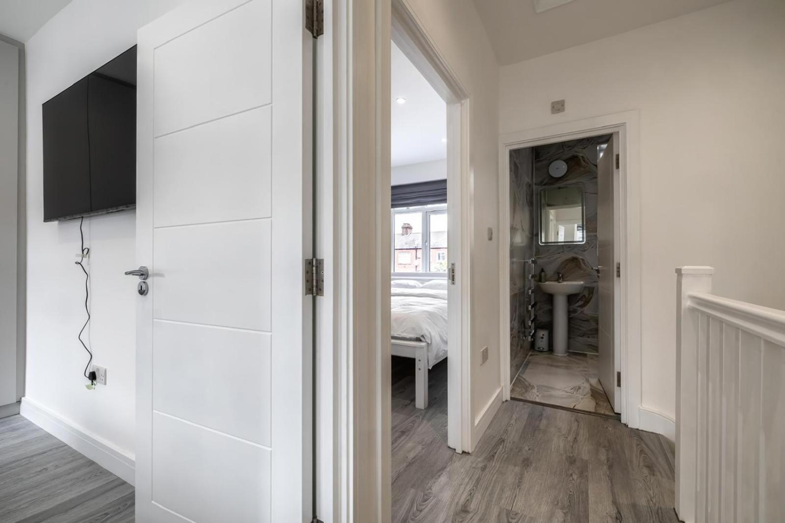 Modern Home With Driveway Parking For 2 Vehicles, Near Tottenham Hotspur Stadium, White Hart Lane Train Station Лондон Экстерьер фото